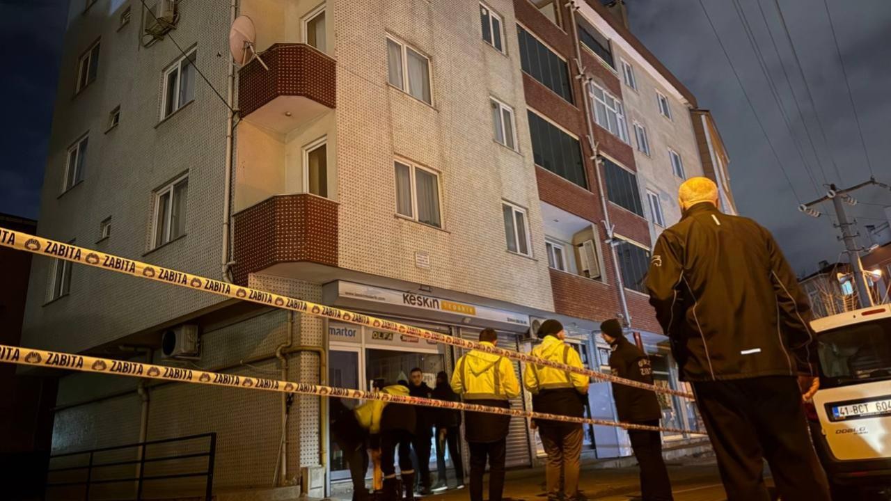 Girişinde çukur oluşan 5 katlı bina boşaltıldı