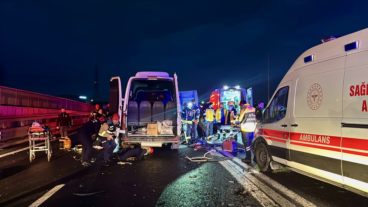 Kamyon ile servis minibüsü çarpıştı: Kazada 7 kişi yaralandı