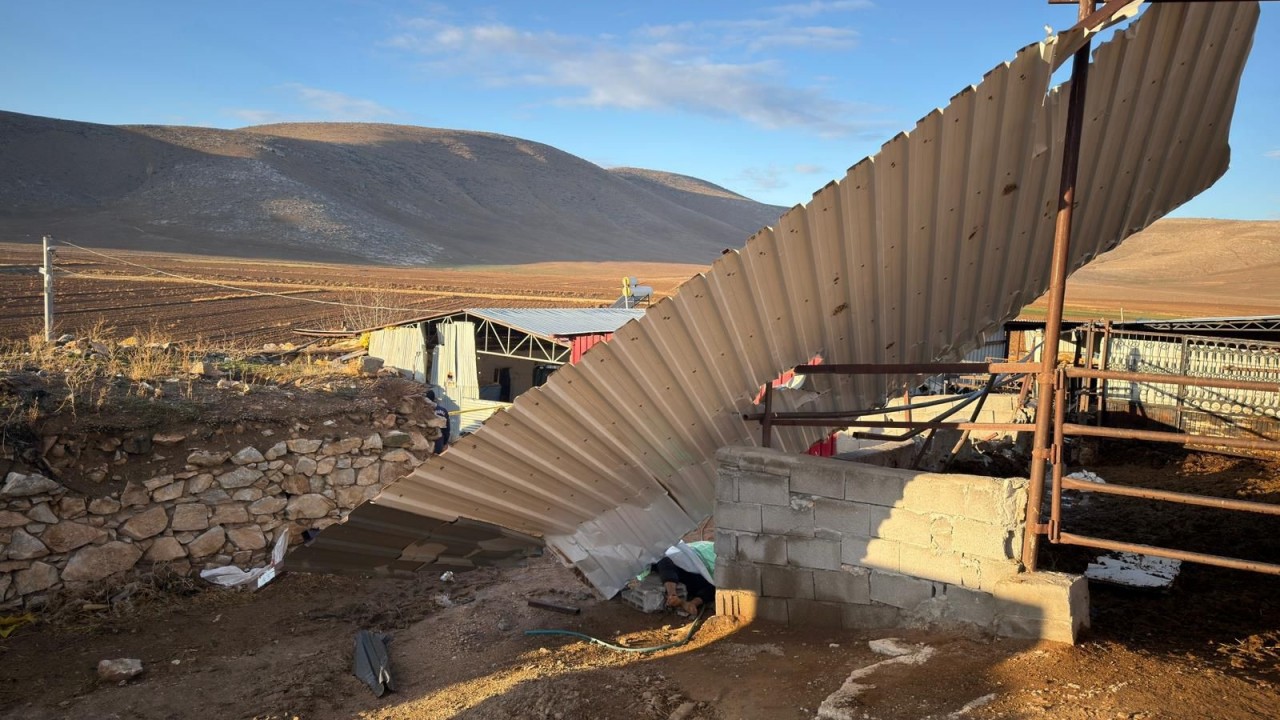 Fırtınada uçan çatının altında kalan 58 yaşındaki adam can verdi