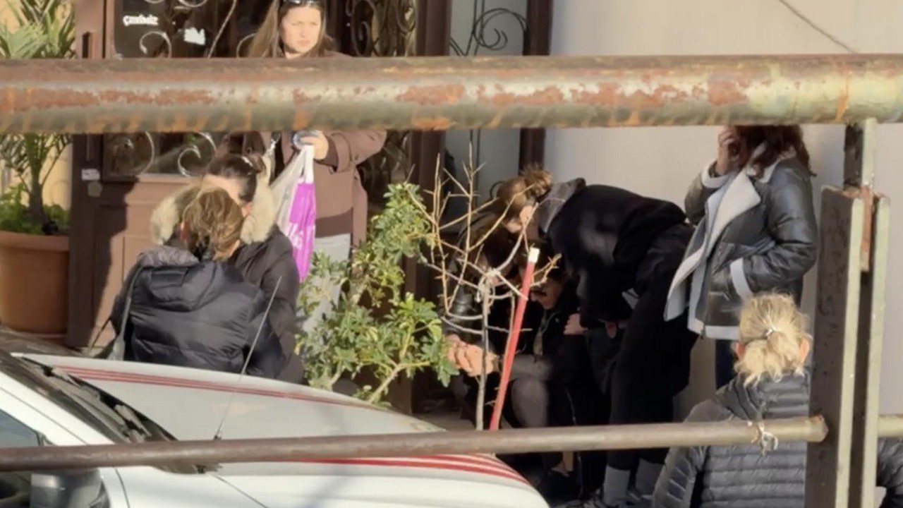 Yangın çıkan evde bıçakla öldürülmüş olarak bulundu