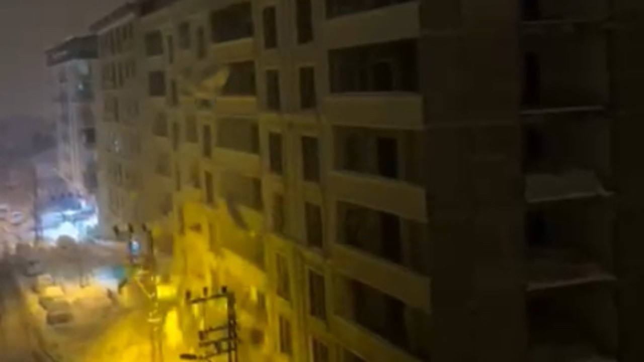 Çatıdan düşen kar kütleleri enerji hattını kopardı