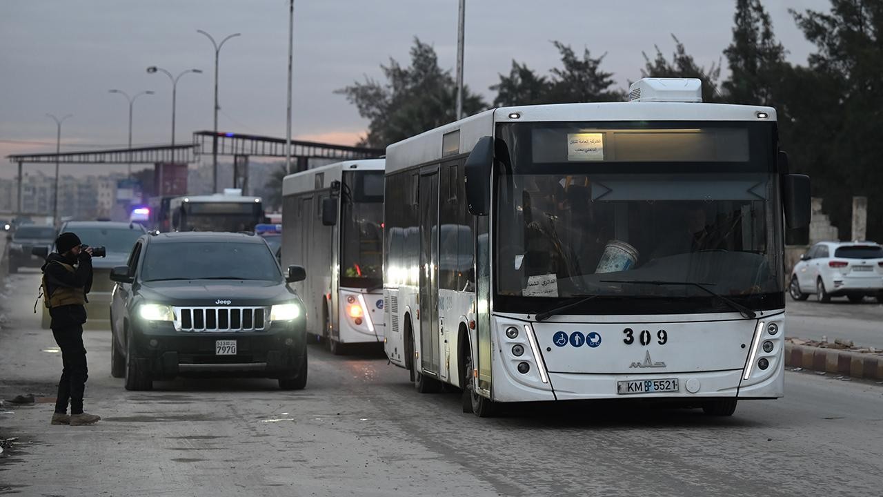 Halep’te, tahliye edilmeyi kabul eden terör örgütü YPG mensupları otobüslerle Tabka’ya gönderildi