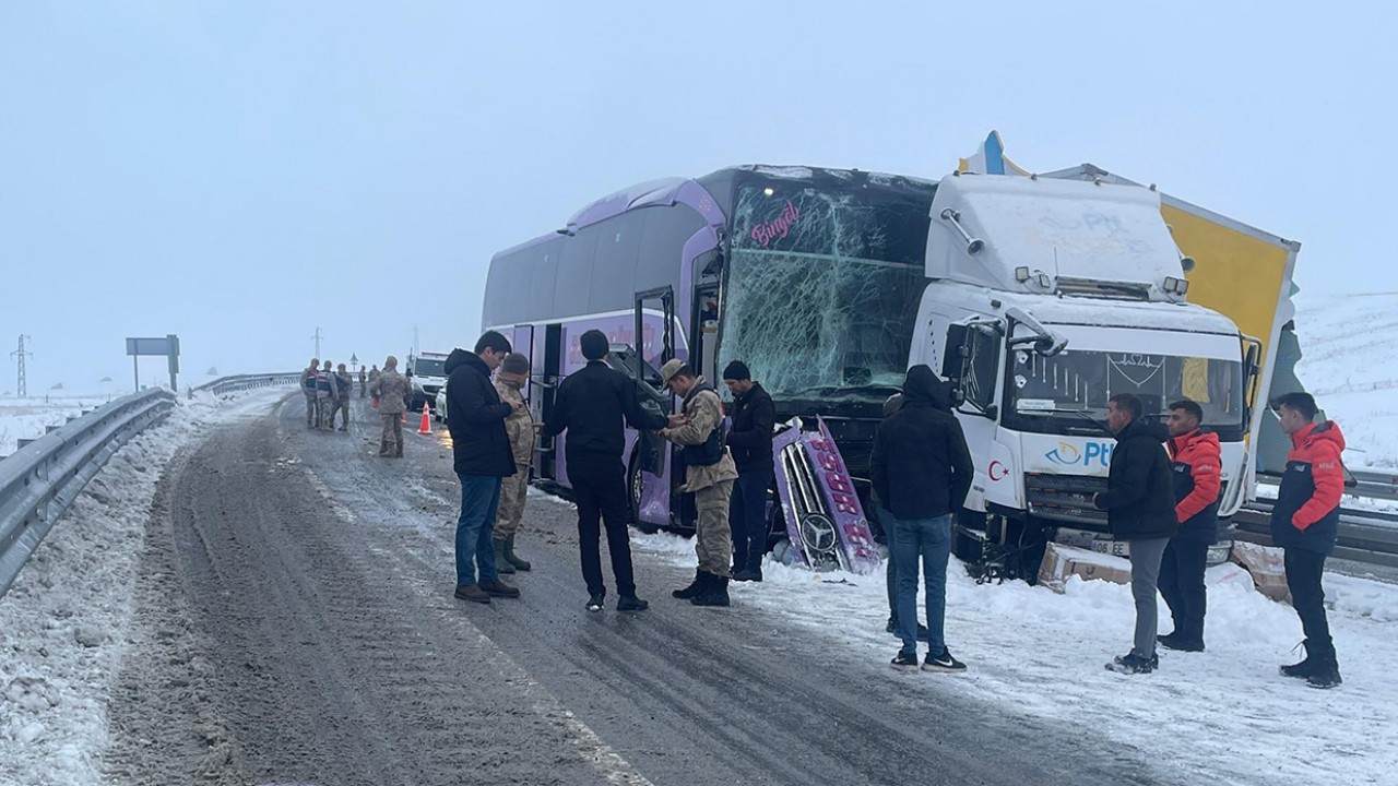 Yolcu otobüsü, kamyona çarptı: 9 kişi yaralandı
