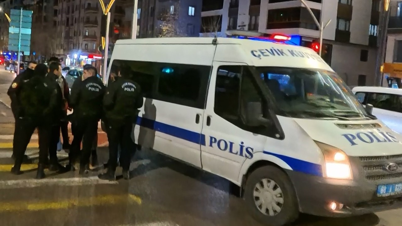 Arabanın içinde bıçaklandı, "Kaçmasaydım beni öldürürdü" dedi