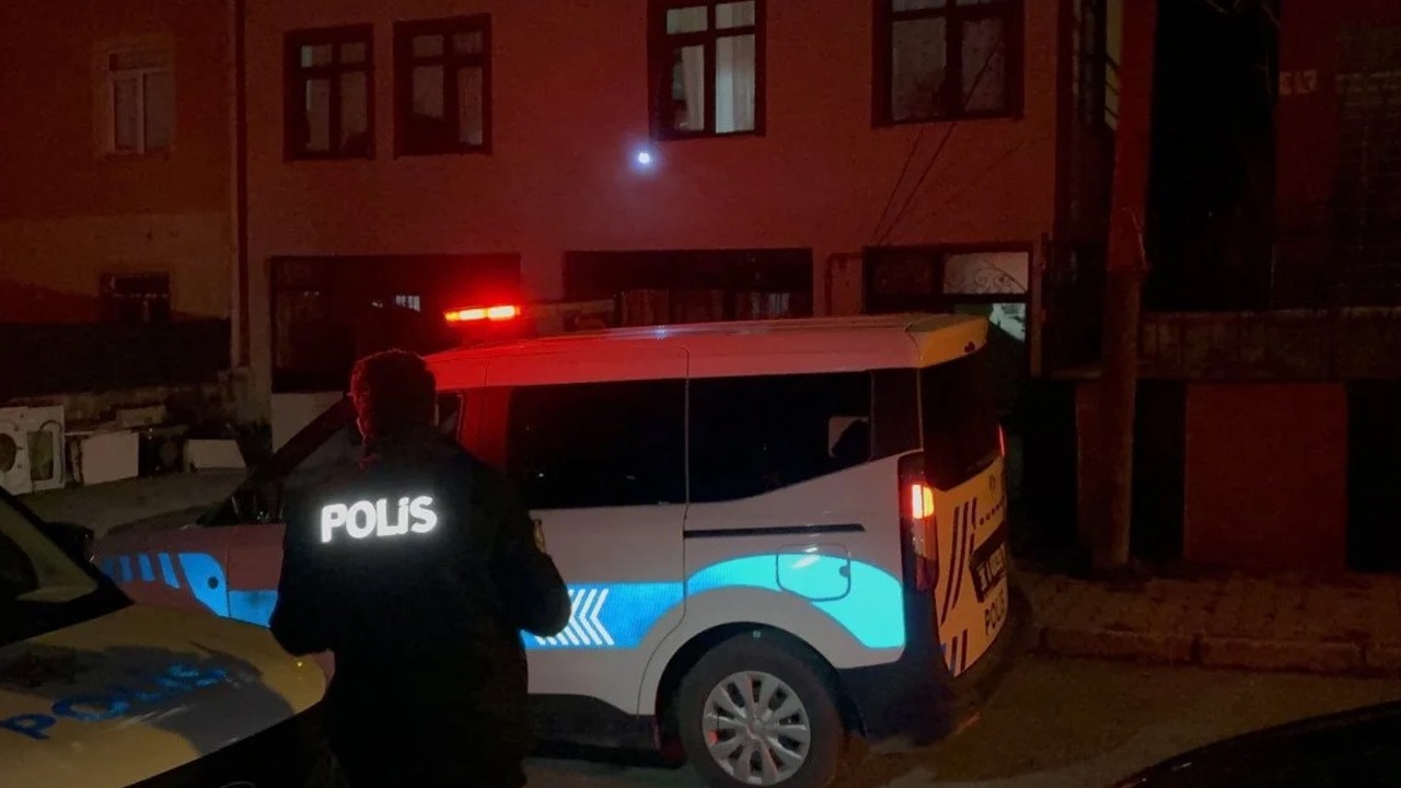 Bir kadın tartıştığı erkek arkadaşını banyoda bıçaklayarak öldürdü