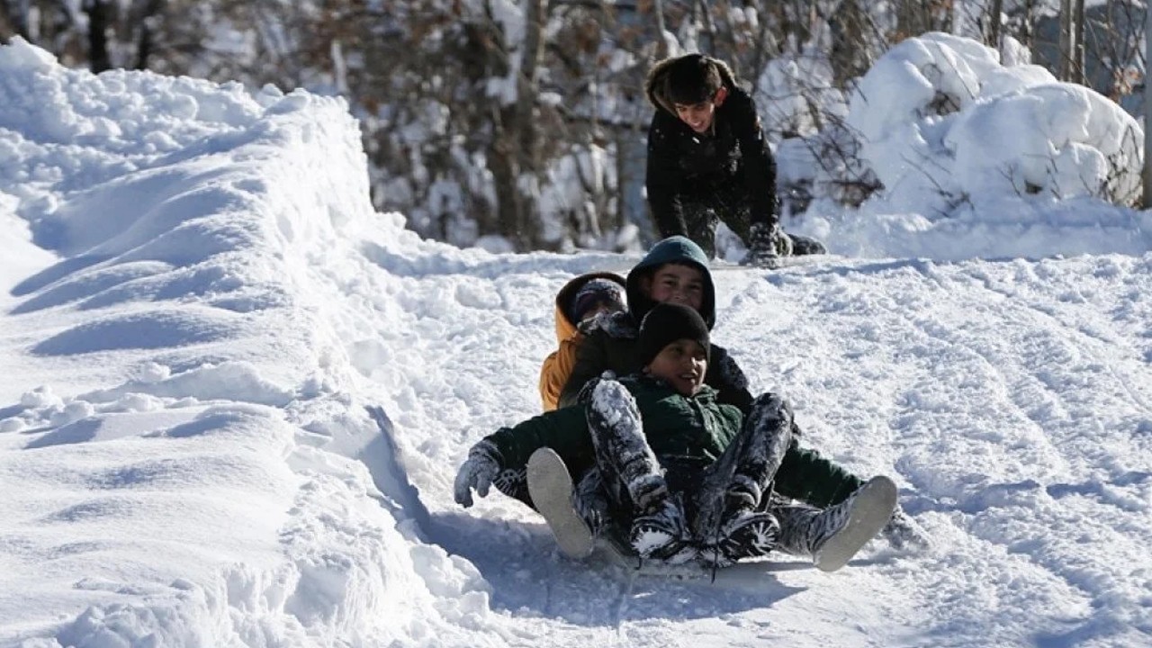 Kar yağışı nedeniyle birçok ilde 12 Ocak'ta eğitime ara verildi