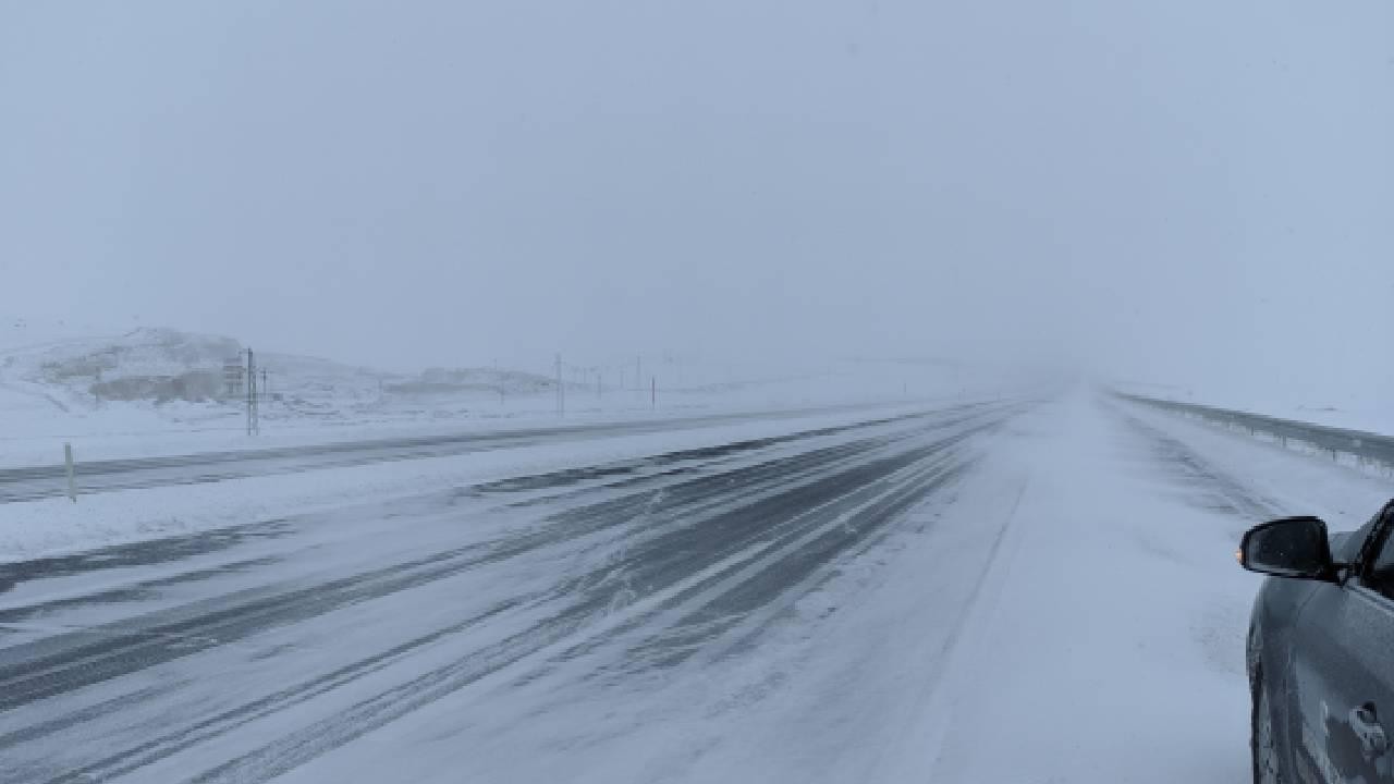 Kar yağışı ve tipi nedeniyle kara yolu ulaşıma kapandı