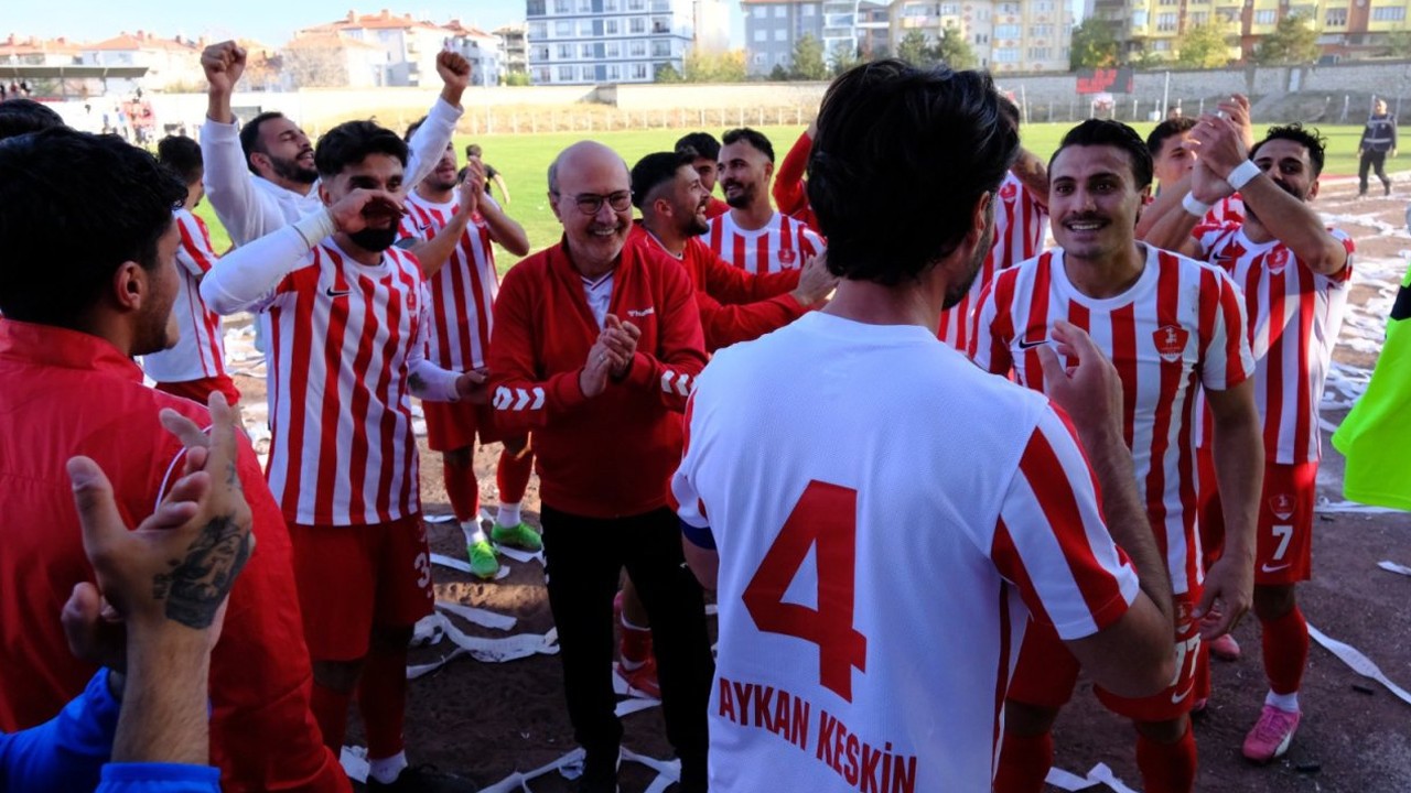 Akşehirspor’da değişim rüzgarı: Teknik direktör ve 4 futbolcu takımdan ayrıldı