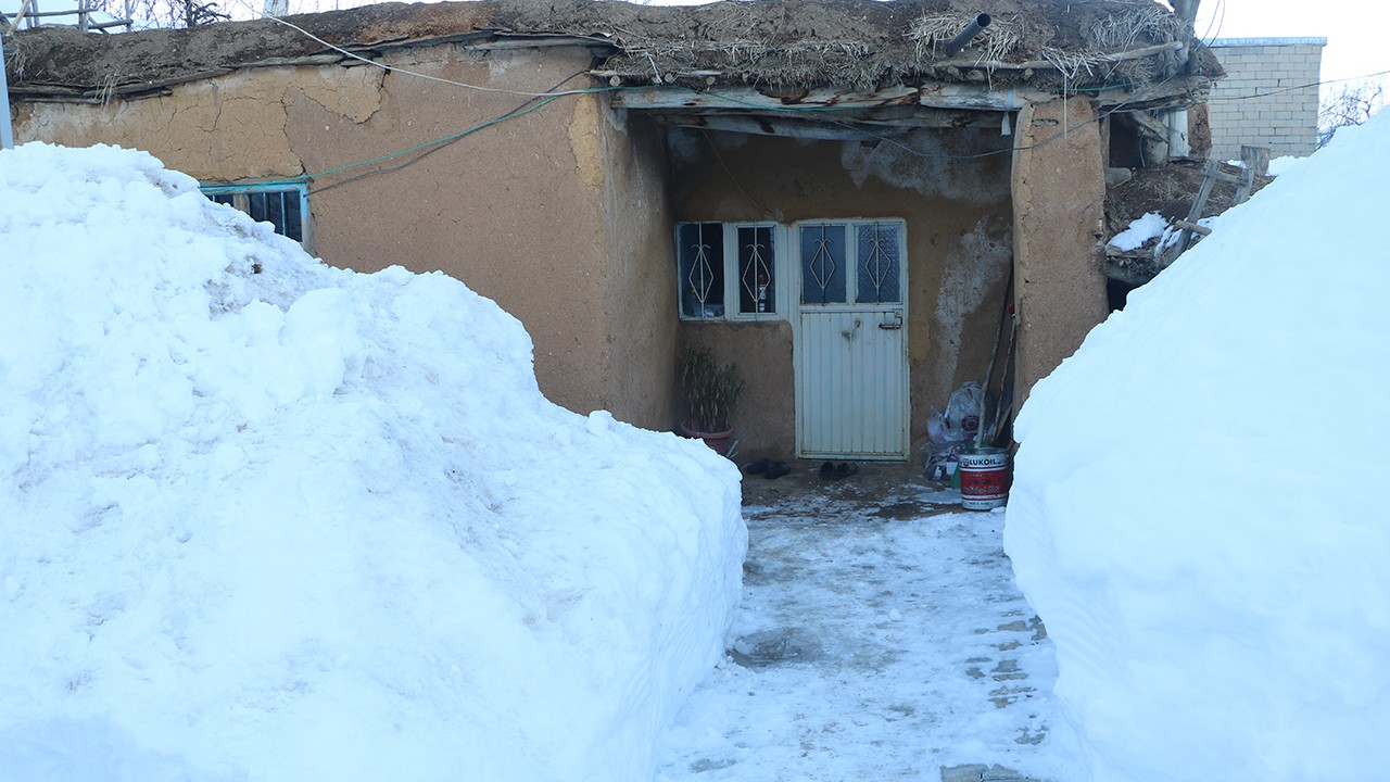 Tuvalet ve banyosu olmayan tek odalı evde yaşam mücadelesi veriyor