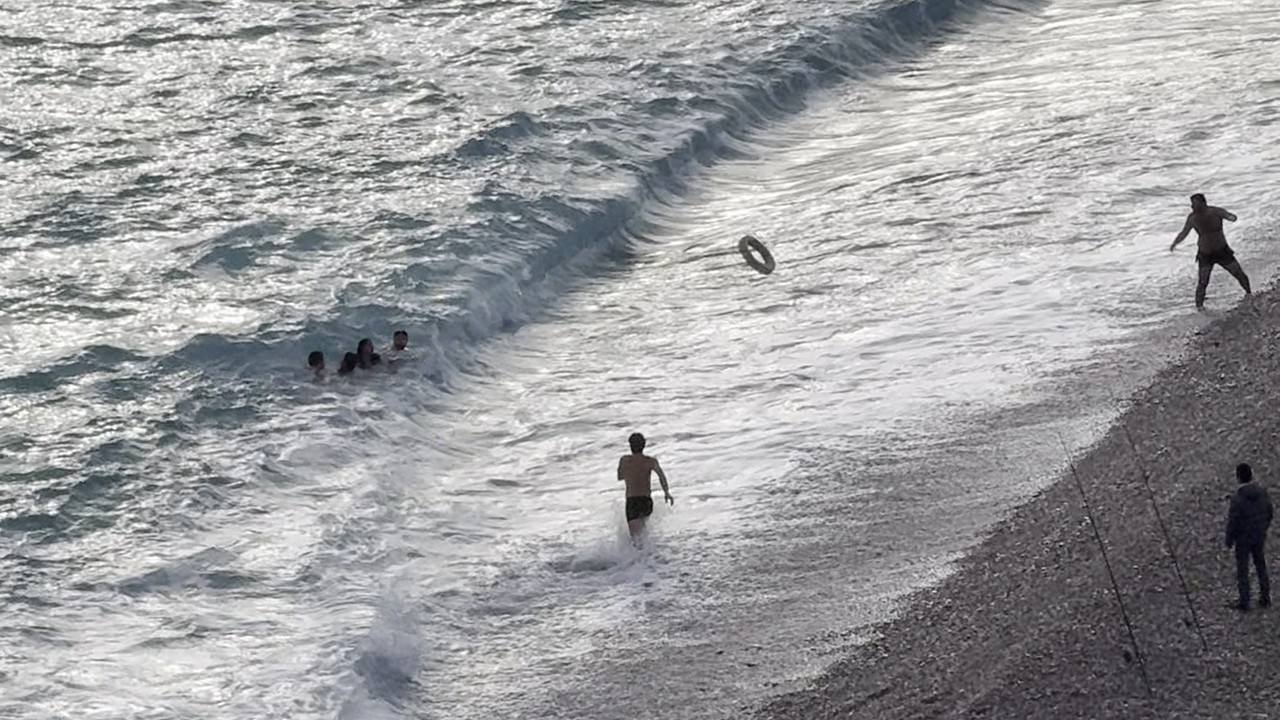 Fırtınalı havada denizde can pazarı