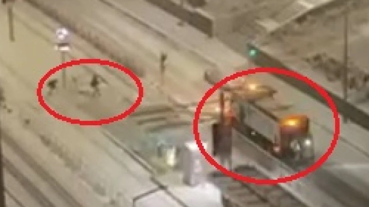 Kartopu isabet eden kar küreme aracı refüje çarptı