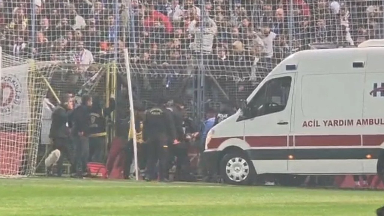 Maç öncesi talihiz olay! Tribünden düşen taraftar ağır yaralandı
