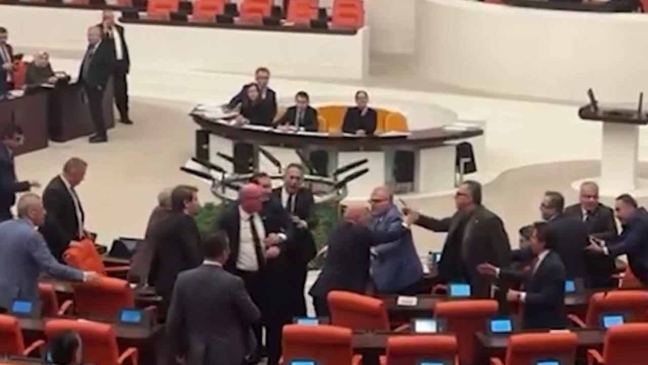 Meclis'te tansiyon yükseldi: AK Parti ve CHP milletvekilleri arasında gerginlik