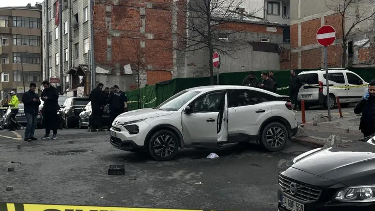 Aracını park ettiği sırada silahlı saldırıya uğrayan genç hayatını kaybetti