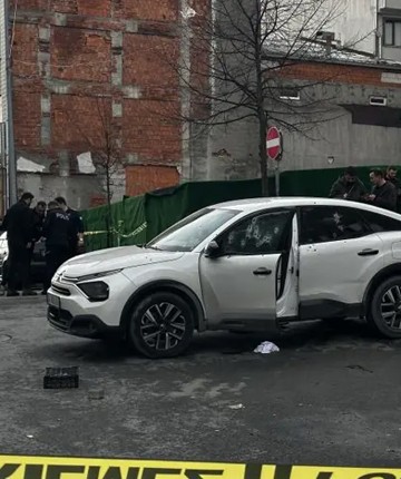 Aracını park ettiği sırada silahlı saldırıya uğrayan genç hayatını kaybetti