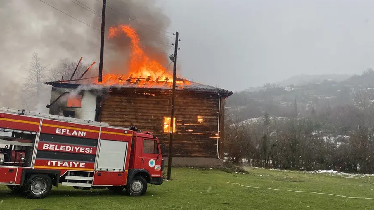 450 yıllık cami küle döndü