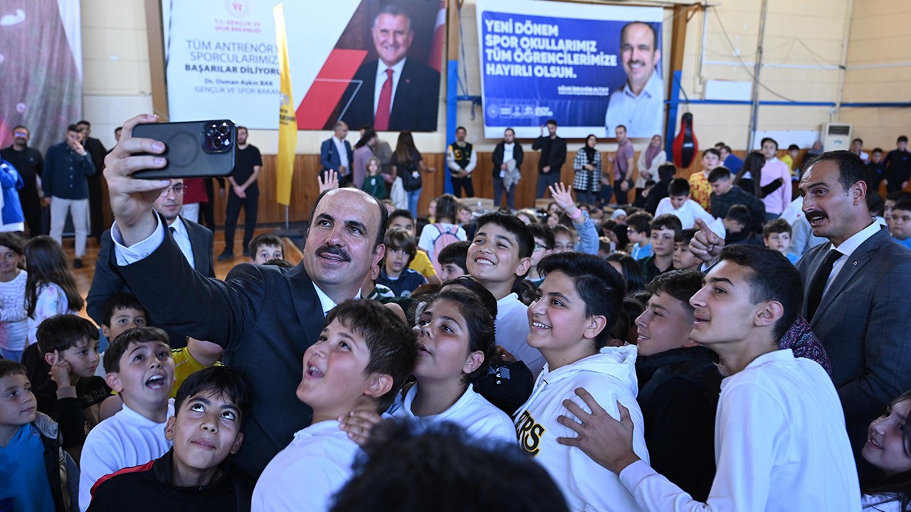 Başkan Altay karne alan öğrencileri tebrik etti