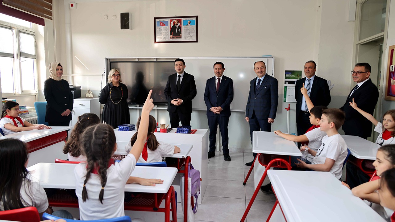 Hasan Kılca öğrencilerin karne heyecanına ortak oldu