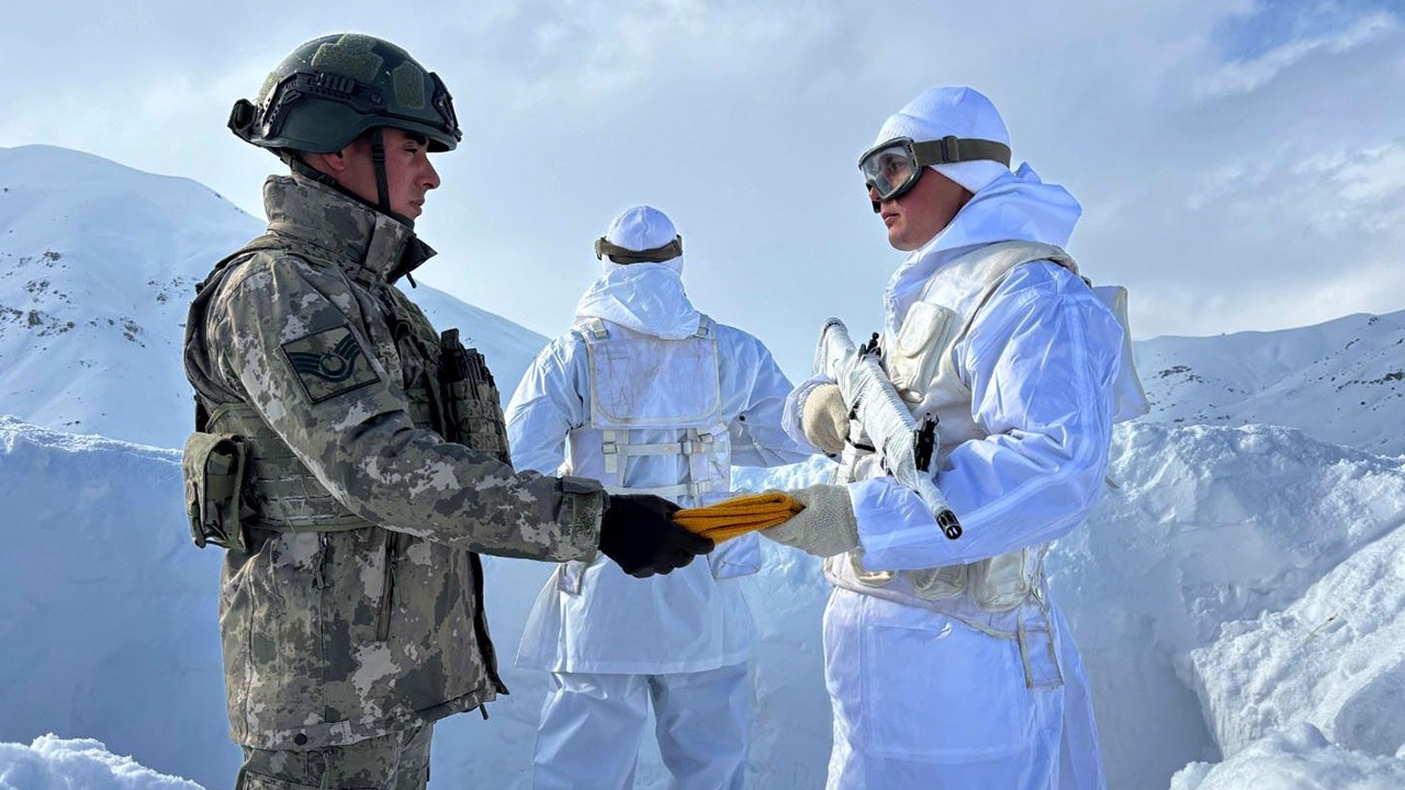 Gönülden örülen çoraplar komandoları ısıttı