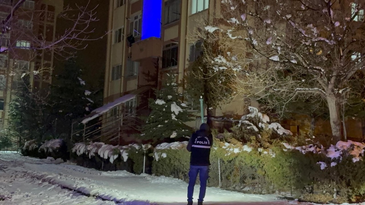 Karnesinde 3 zayıfı olan lise 1 öğrencisi yaşamına son verdi