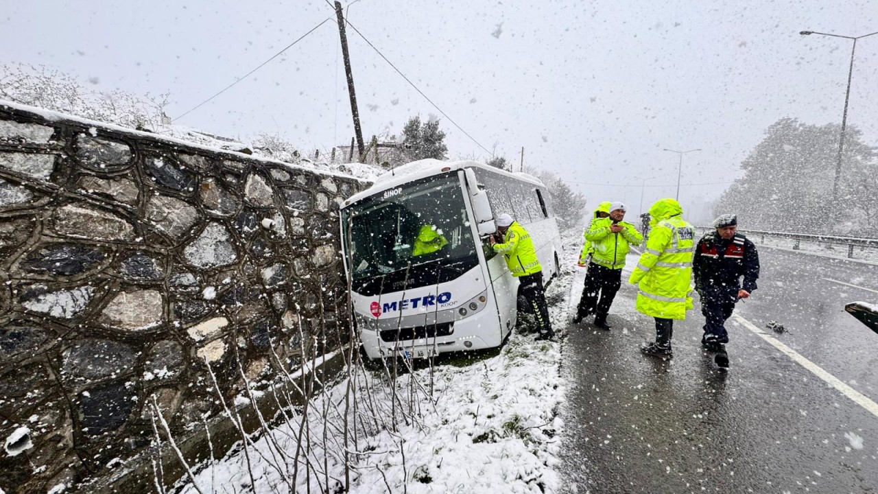 Otobüs, yol kenarındaki kazazedelere çarptı; 1 ölü, 3 yaralı