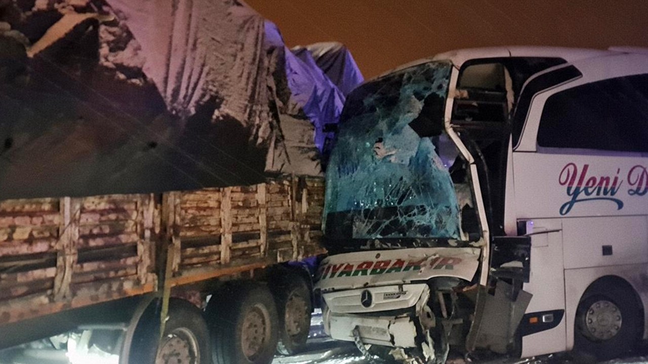 Yolcu otobüsü TIR’a çarptı: 3 yaralı