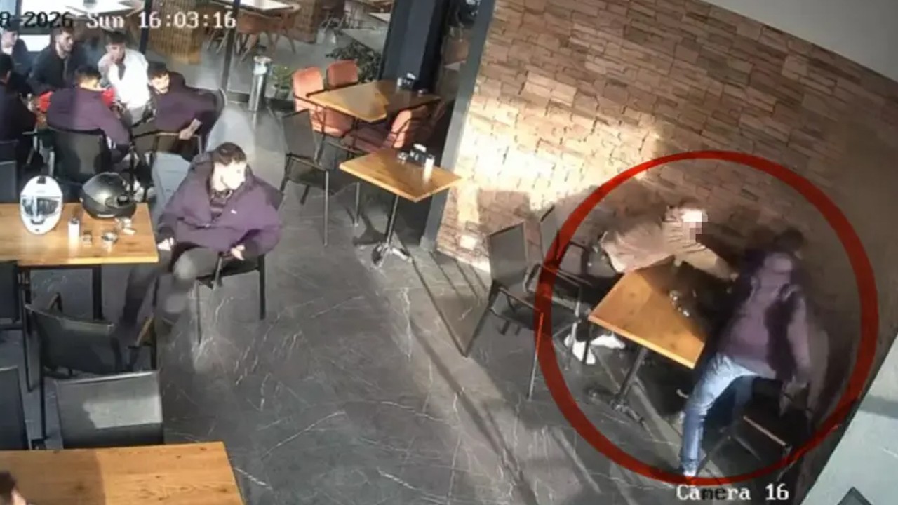 16 yaşındaki çocuk kafede iki kişiyi bıçakladı!