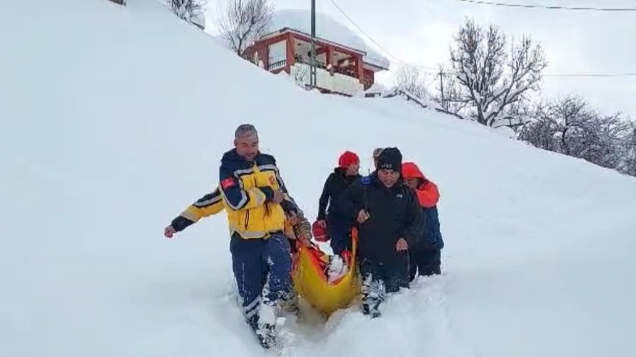 KOAH hastası, karda sedyeyle taşınarak ambulansa ulaştırıldı