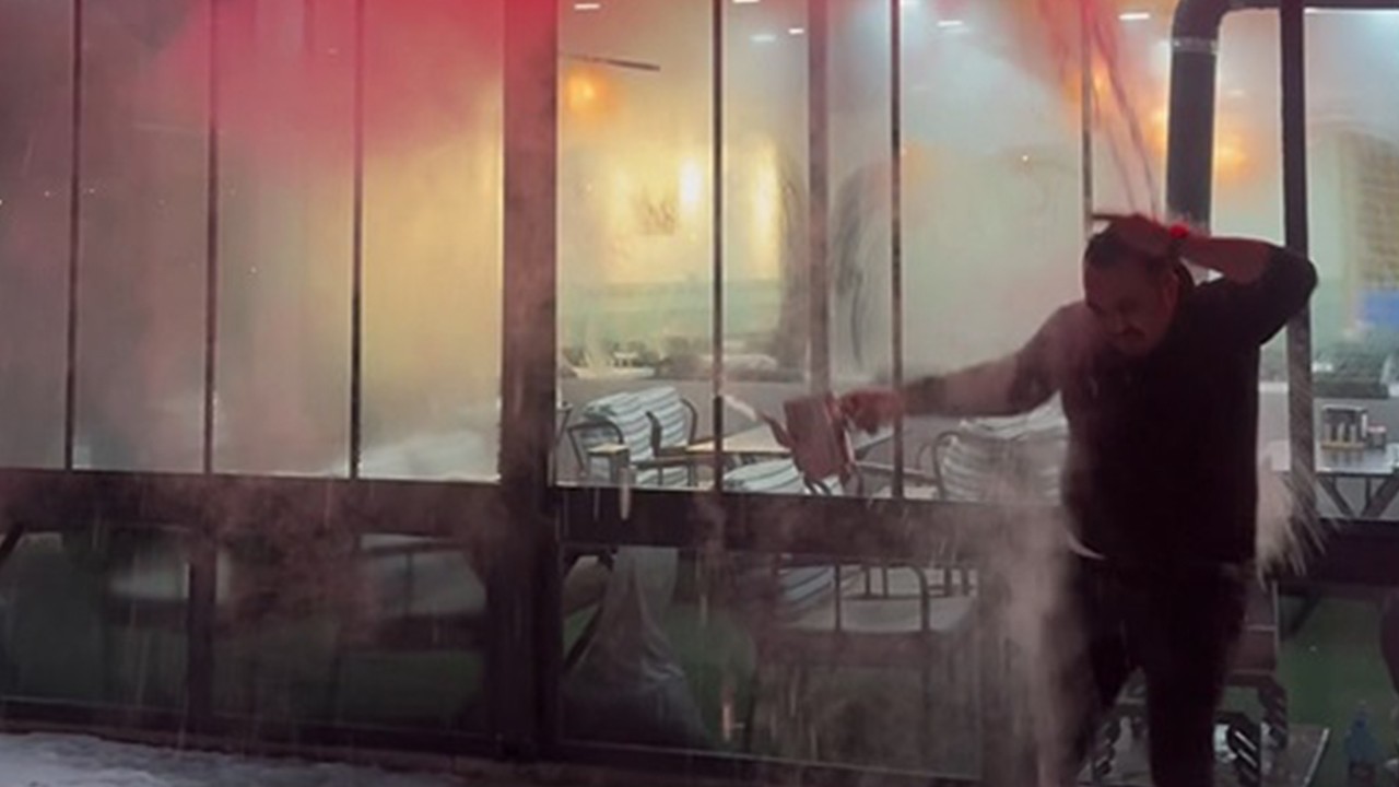 Soğuk havayı test etmek isterken kendini yaktı