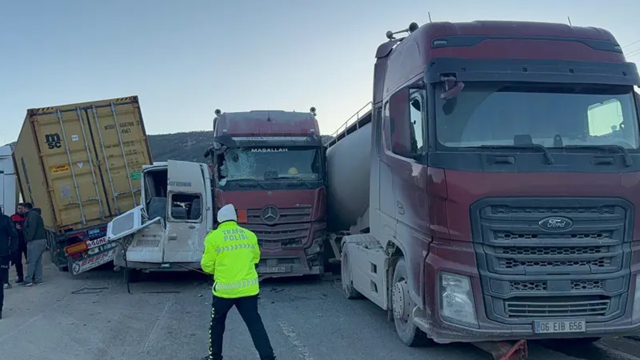 11 araç birbirine girdi! Karayolu savaş alanına döndü: 11 yaralı