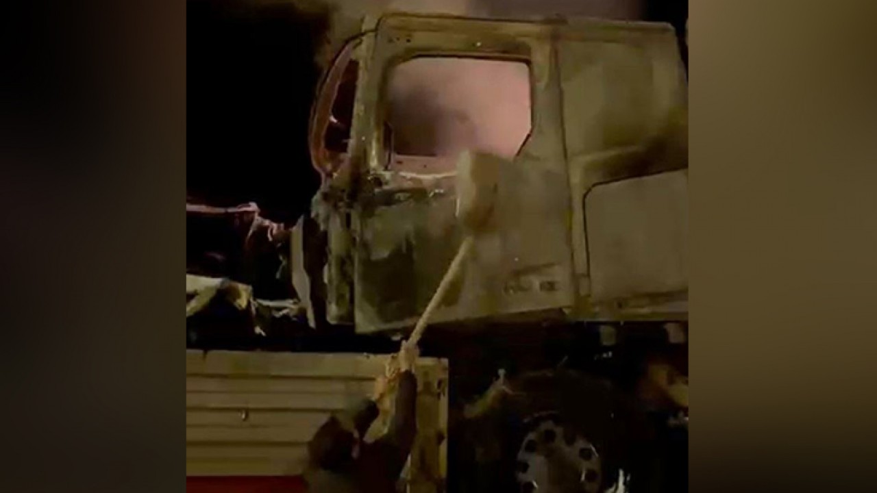 TIR'ın dorsesindeki yanan hurdayı kürekle kar atarak söndürdüler