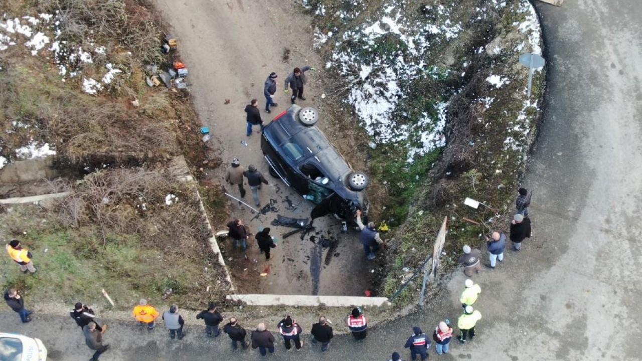 Hafif ticari araç şarampole uçtu: 1 ölü