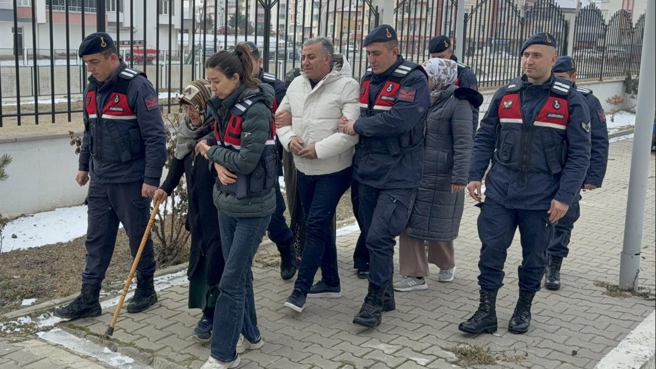 65 yıl önce ölen kadının kimliğiyle dolandırıcılık yapmışlar