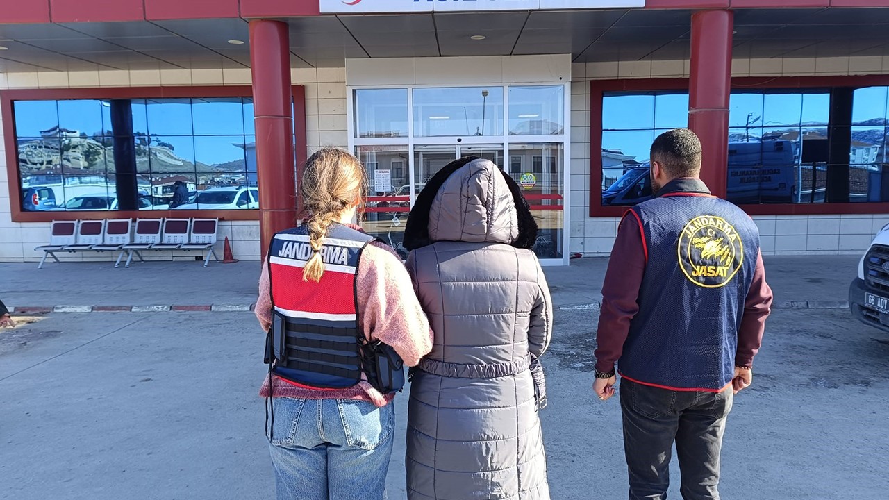 Ölen kardeşinin kimliğiyle 21 yıl devletin imkanlarından istifade etti