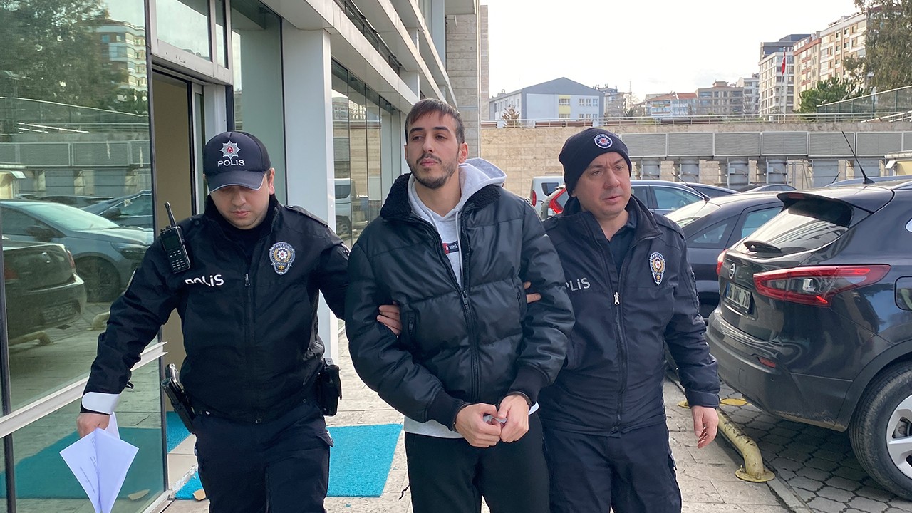 Otobüste ‘ters baktınız’ deyip, 2 kişinin boynuna bıçak dayayan üniversiteli tutuklandı