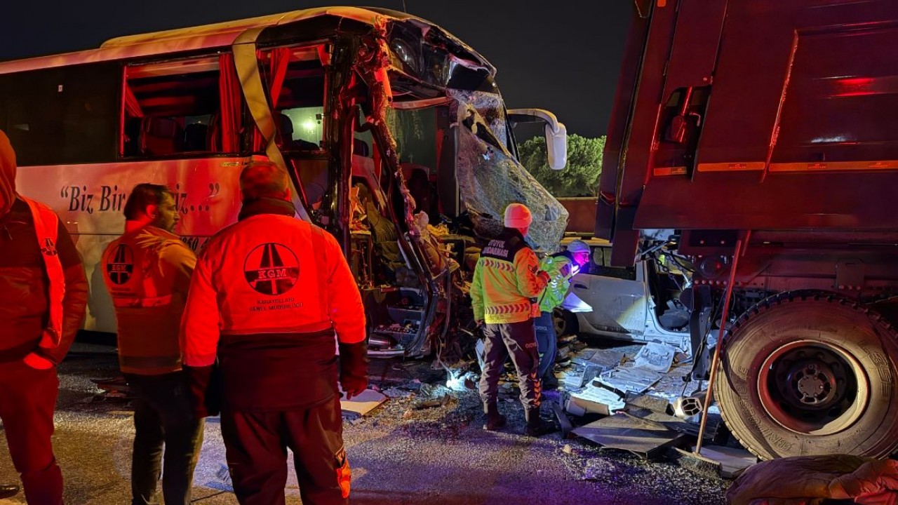 TEM Otoyolu'nda zincirleme kaza: 1 ölü, 3'ü ağır 19 yaralı