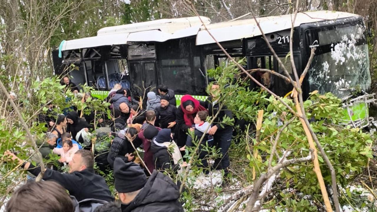Yolcu otobüsü şarampole yuvarlandı! Yaralılar var