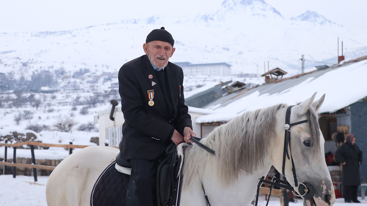 96 yaşındaki Kore gazisi, ata biniyor