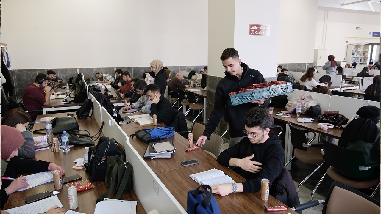 Büyükşehir Gençlik Meclisi’nden final haftasında öğrencilere destek