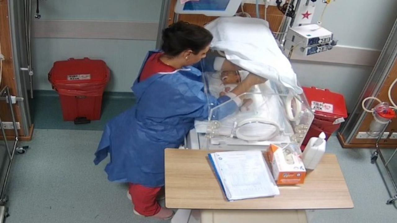 5 günlük bebeğe şiddet uygulayan hemşire hakkında yakalama kararı