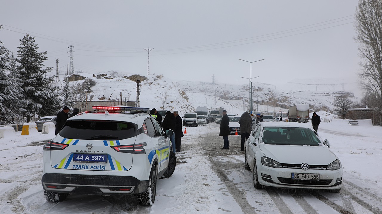 Kar nedeniyle kapanan Malatya-Kayseri kara yolu yeniden ulaşıma açıldı