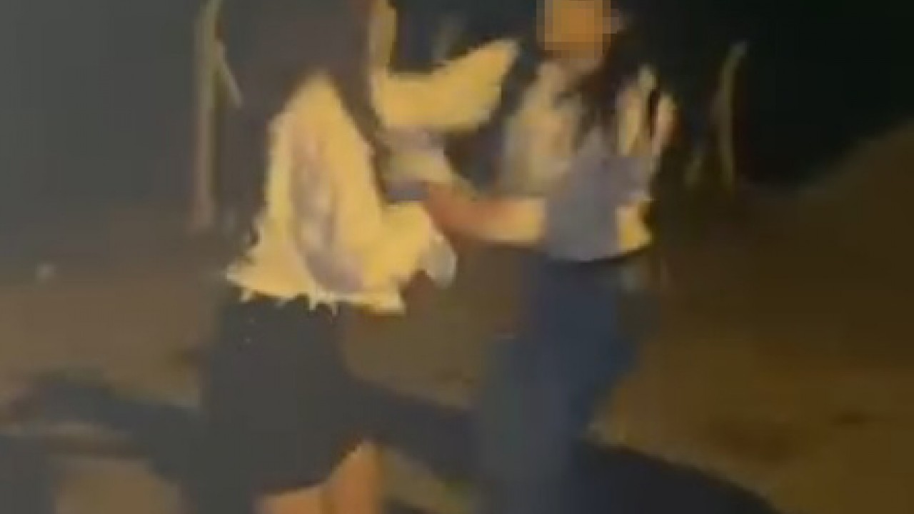 Akran zorbalığı: Genç kızı tekme tokat dövdü