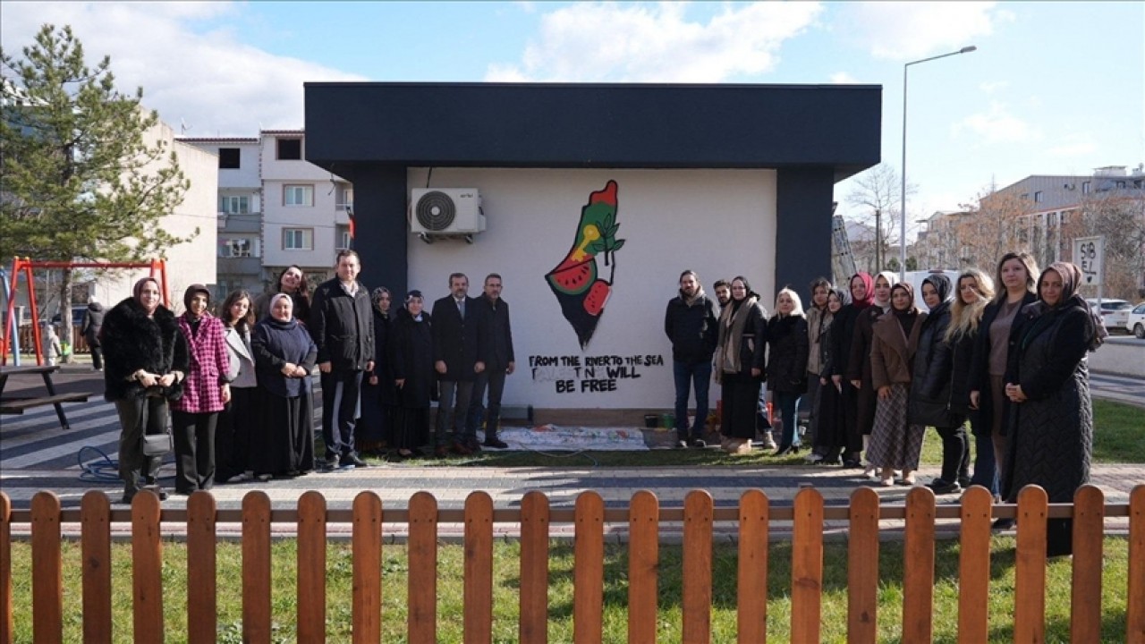 AK Parti Kadın Kolları duvar resimleriyle Gazze'deki insanlık dramına dikkati çekti