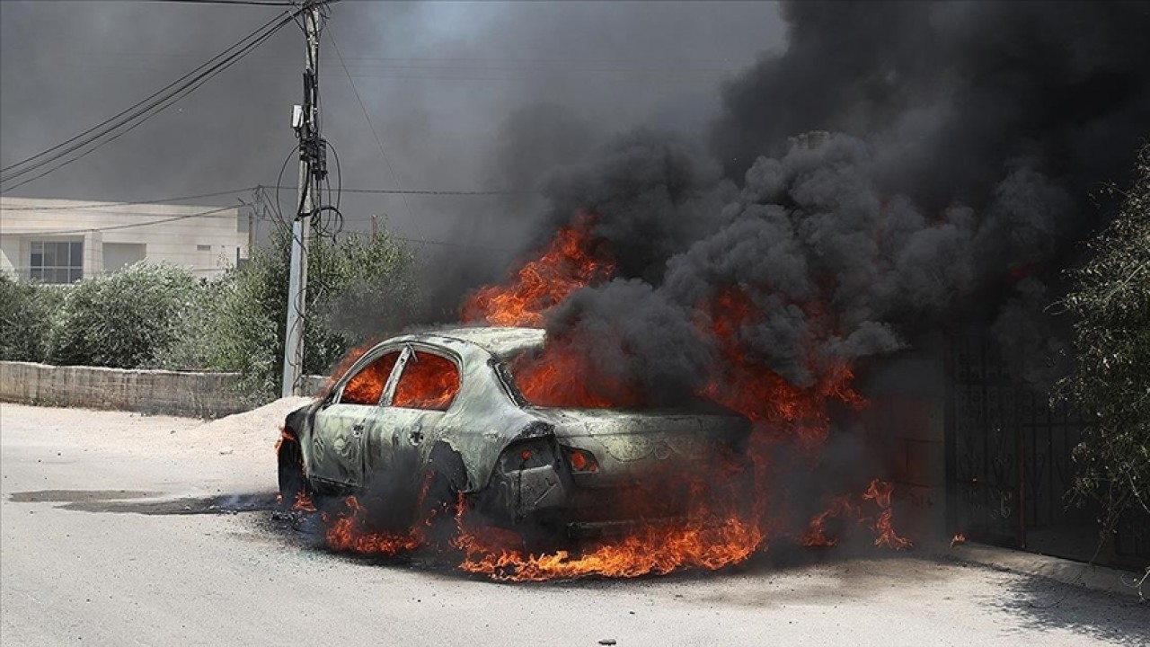 Filistin topraklarını gasbeden İsrailliler, Batı Şeria'daki Attara beldesinde iki aracı ateşe verdi