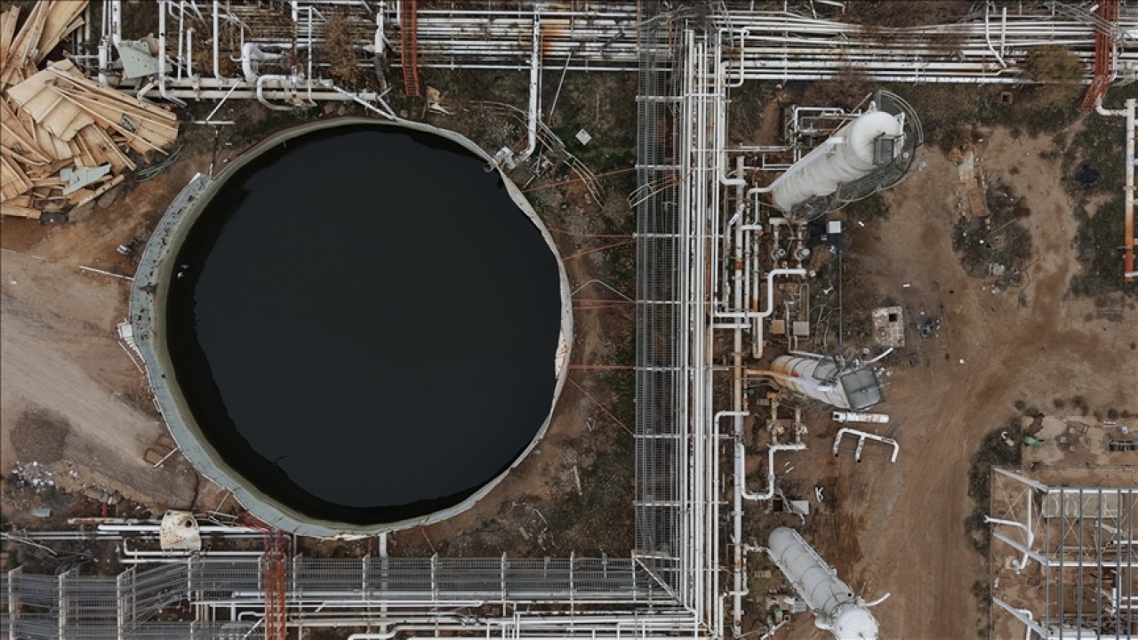 Suriye'de YPG'den kurtarılan bölgelerden çıkarılan petrolün ilk sevkiyatı Banyas'a ulaştı