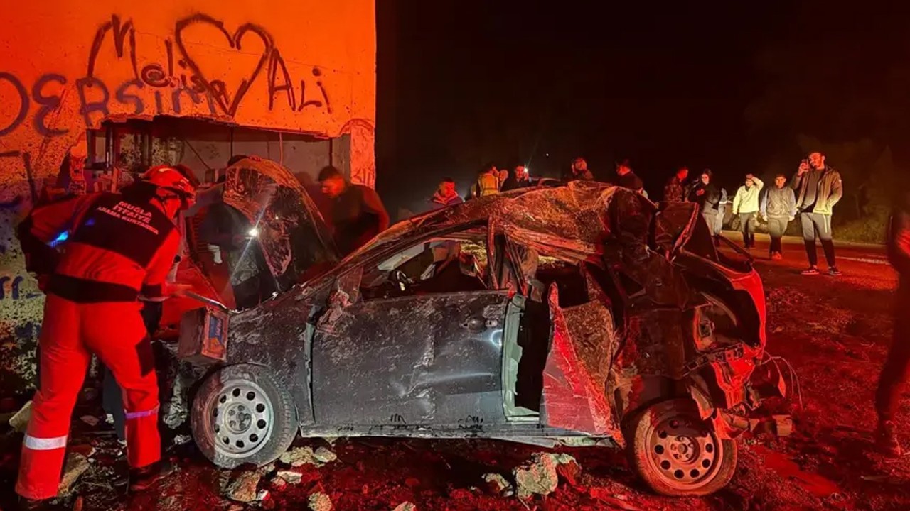 Takla atıp trafoya daldı, 2 kişi yaralandı