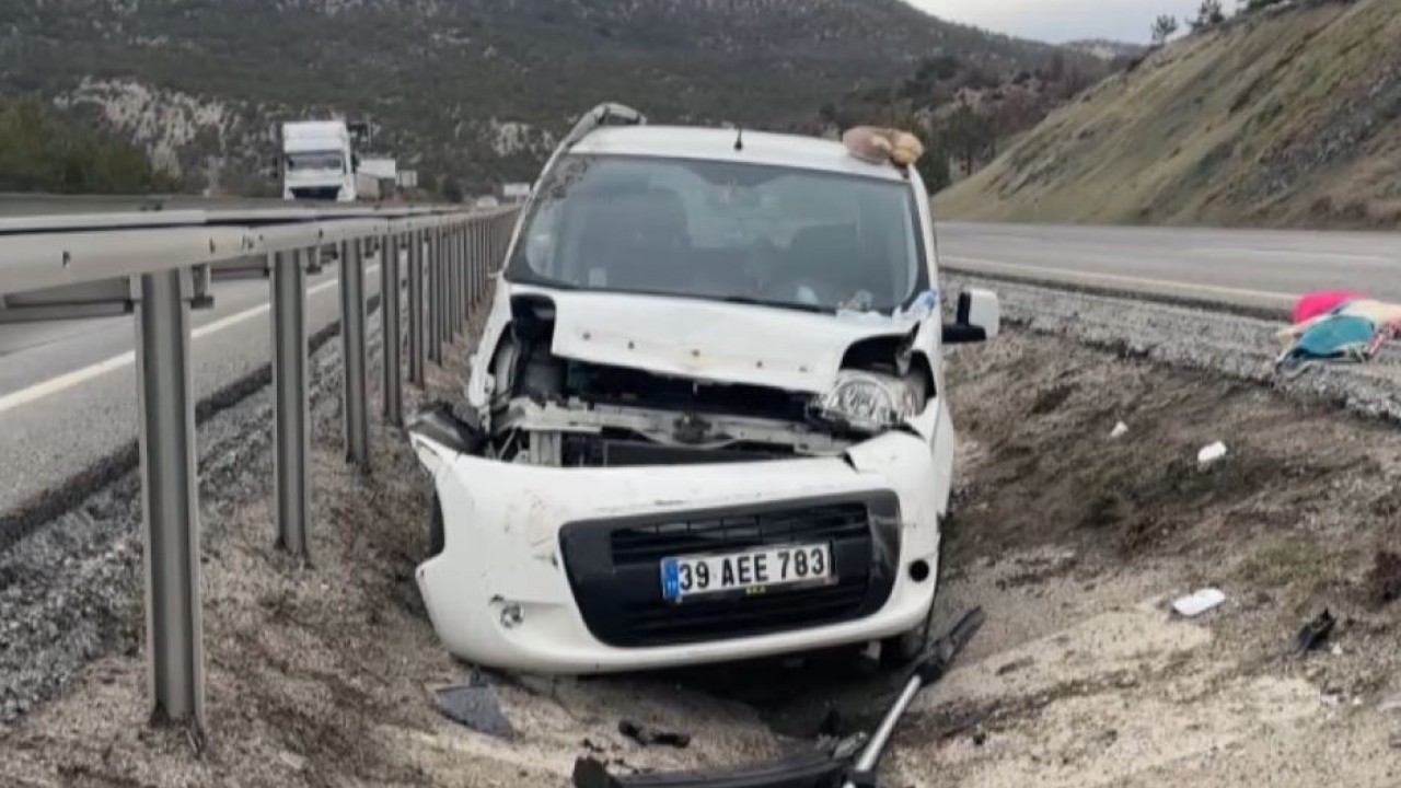 Hafif ticari araç refüjdeki su tahliye kanalına düştü; 2’si çocuk 3 yaralı