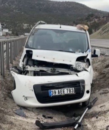 Hafif ticari araç refüjdeki su tahliye kanalına düştü; 2’si çocuk 3 yaralı