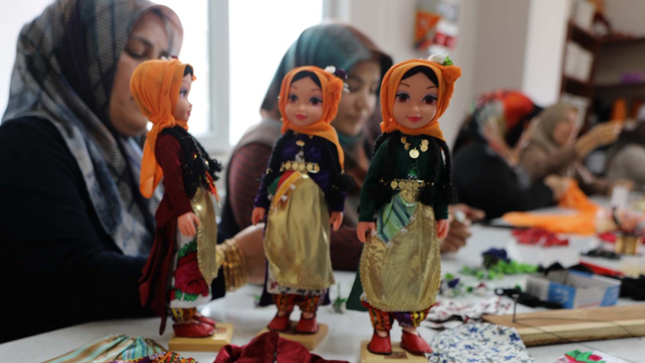 Kadınlar, ‘Ezo Gelin’ bebekler üretip aile ekonomisine katkı sağlıyor