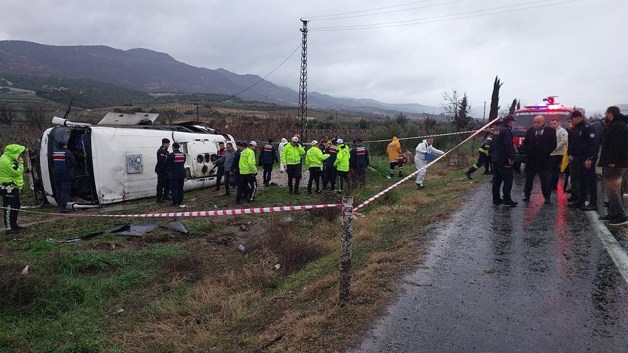 Kontrolden çıkan midibüs şarampole devrildi: 25 yaralı